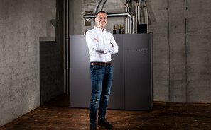 Herr Brunner vor dem Pelletkessel