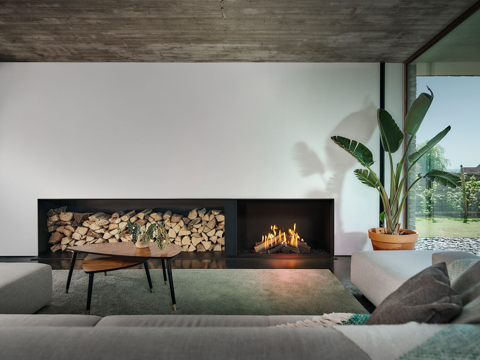 Gaskamin mit flacher Scheibe im Wohnzimmer