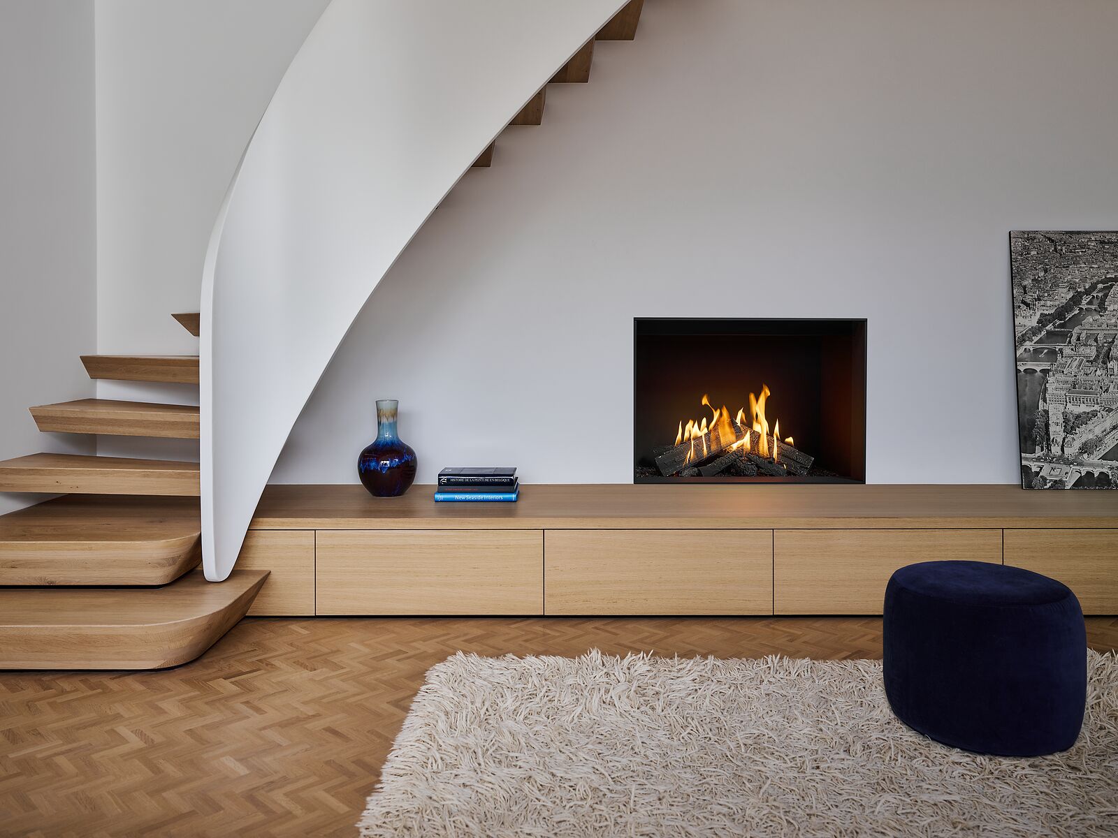 Gaskamin mit flacher Scheibe unter der Trepp im Wohnraum