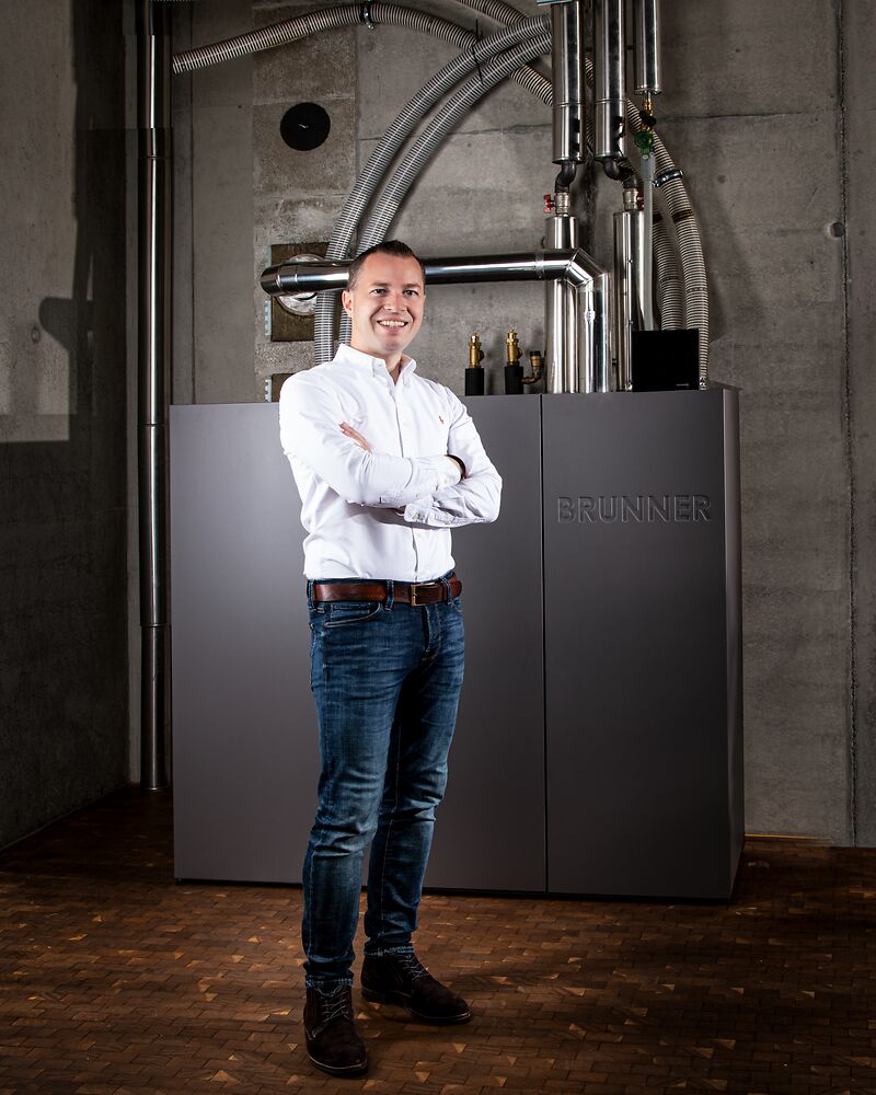 Hubertus Brunner vor Pelletkessel