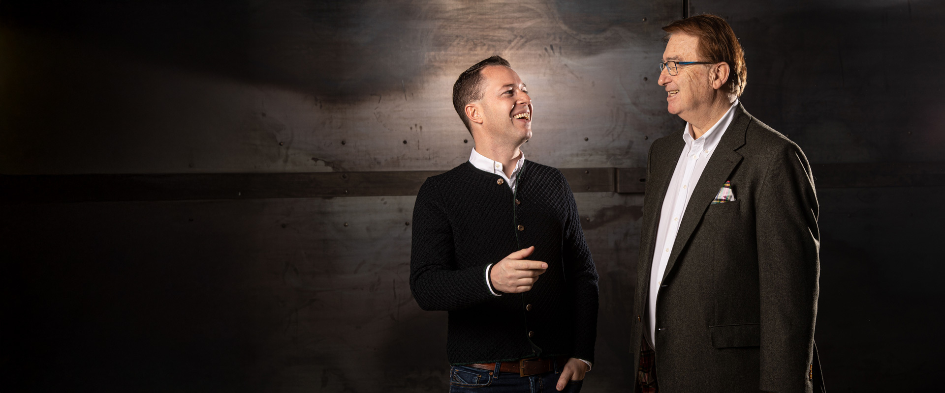 Hubertus Brunner und Ulrich Brunner lächeln sich an