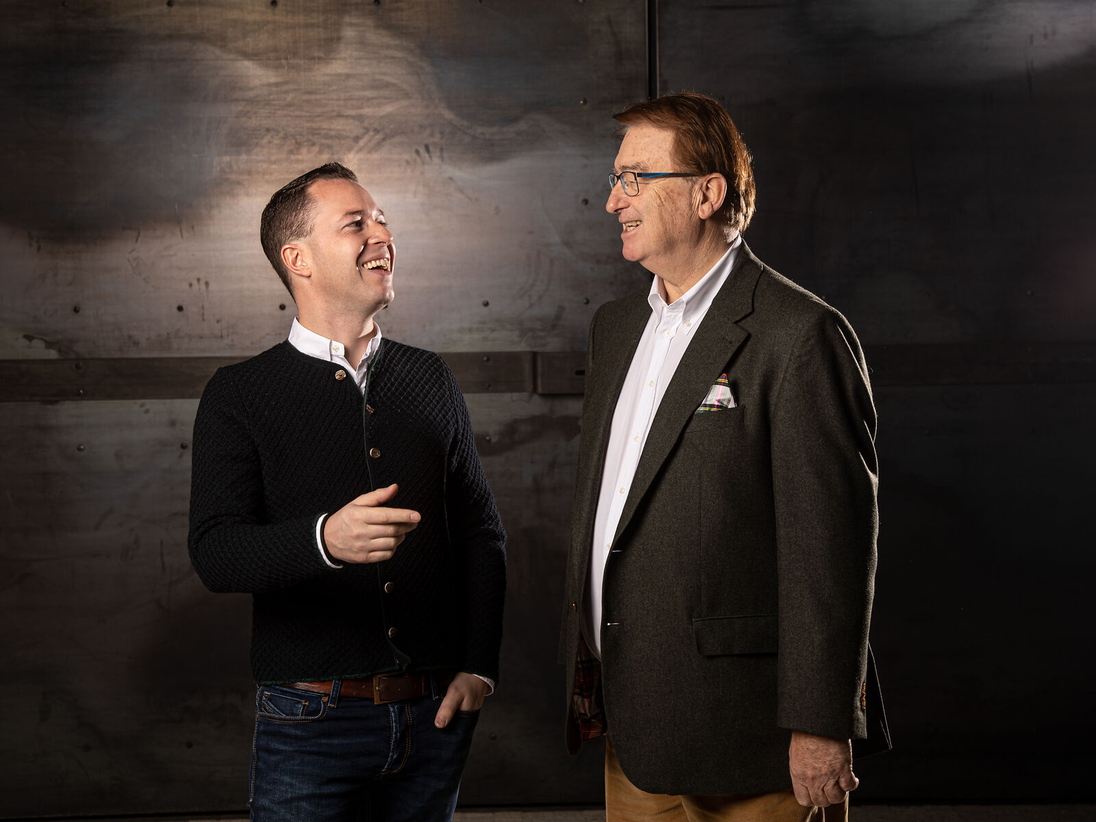 Hubertus Brunner und Ulrich Brunner lächeln sich an