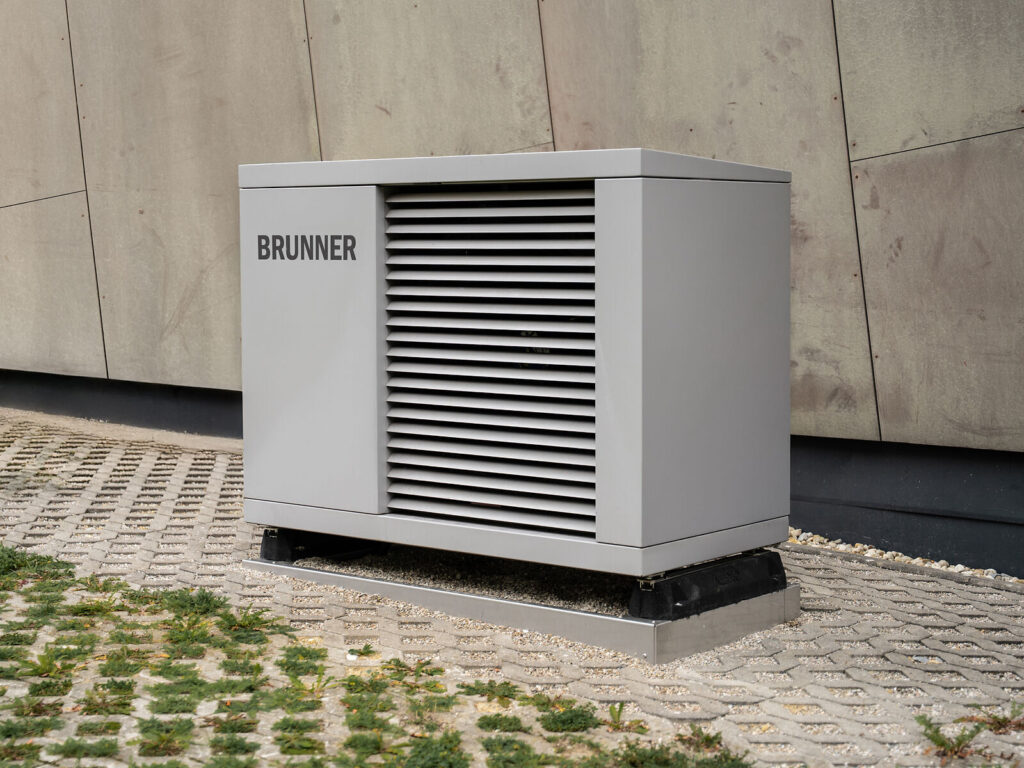 Wärmepumpe vor Hauswand