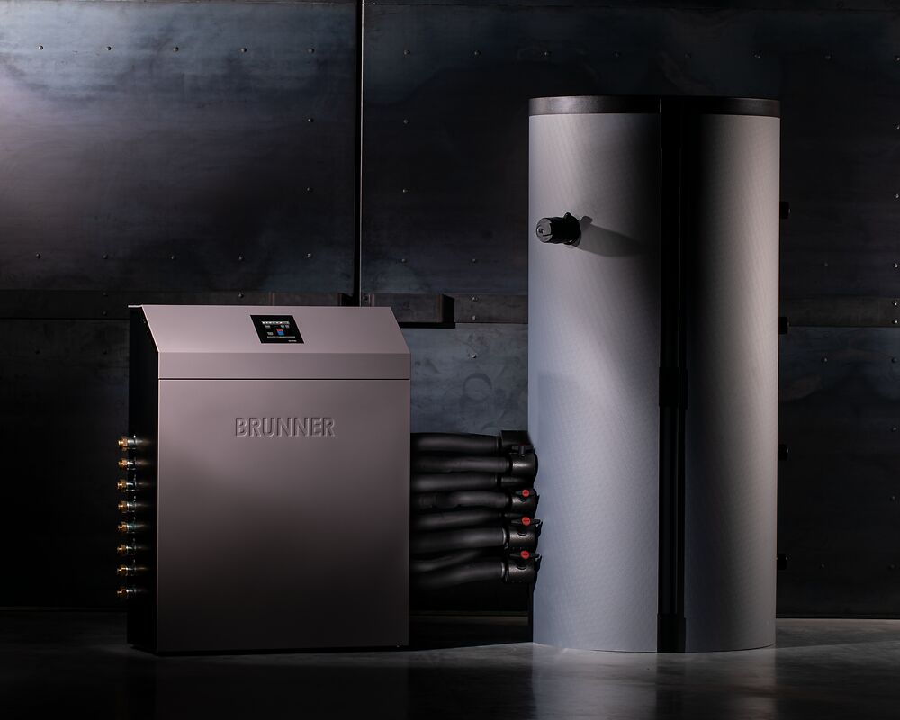 Heizzentrale mit Systemspeicher vor schwarzem Hintergrund