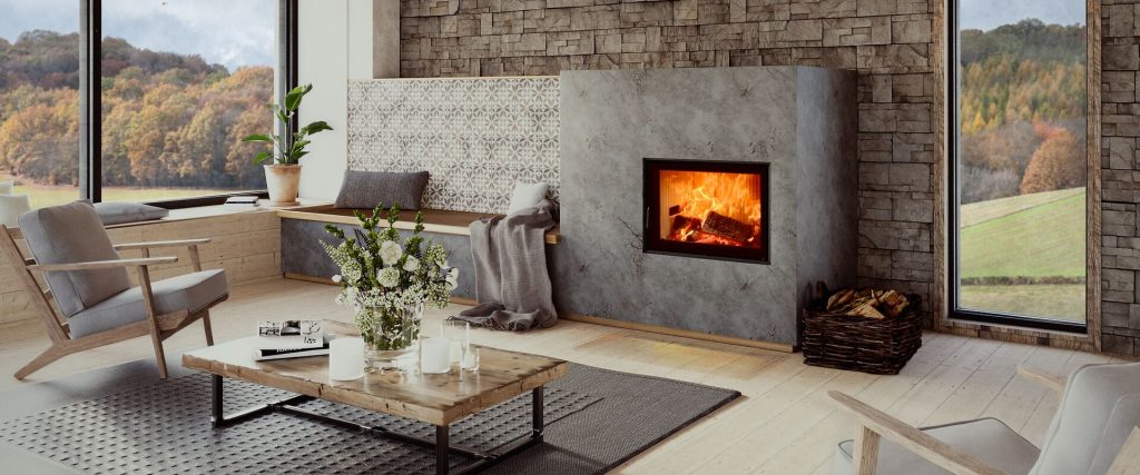 Flacher Kachelofen mit Sitzbank