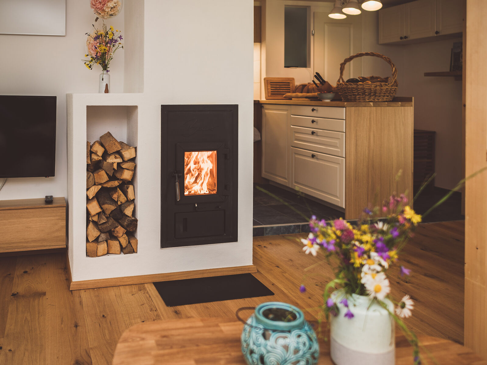 BRUNNER Kachelofen Austauschgerät mit Frontplatte im Wohnraum