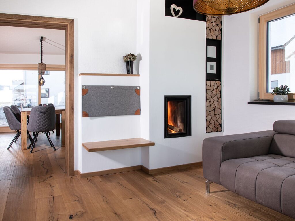 BRUNNER Kachelofen Tunnel, als Raumteiler zwischen Esszimmer und Wohnzimmer