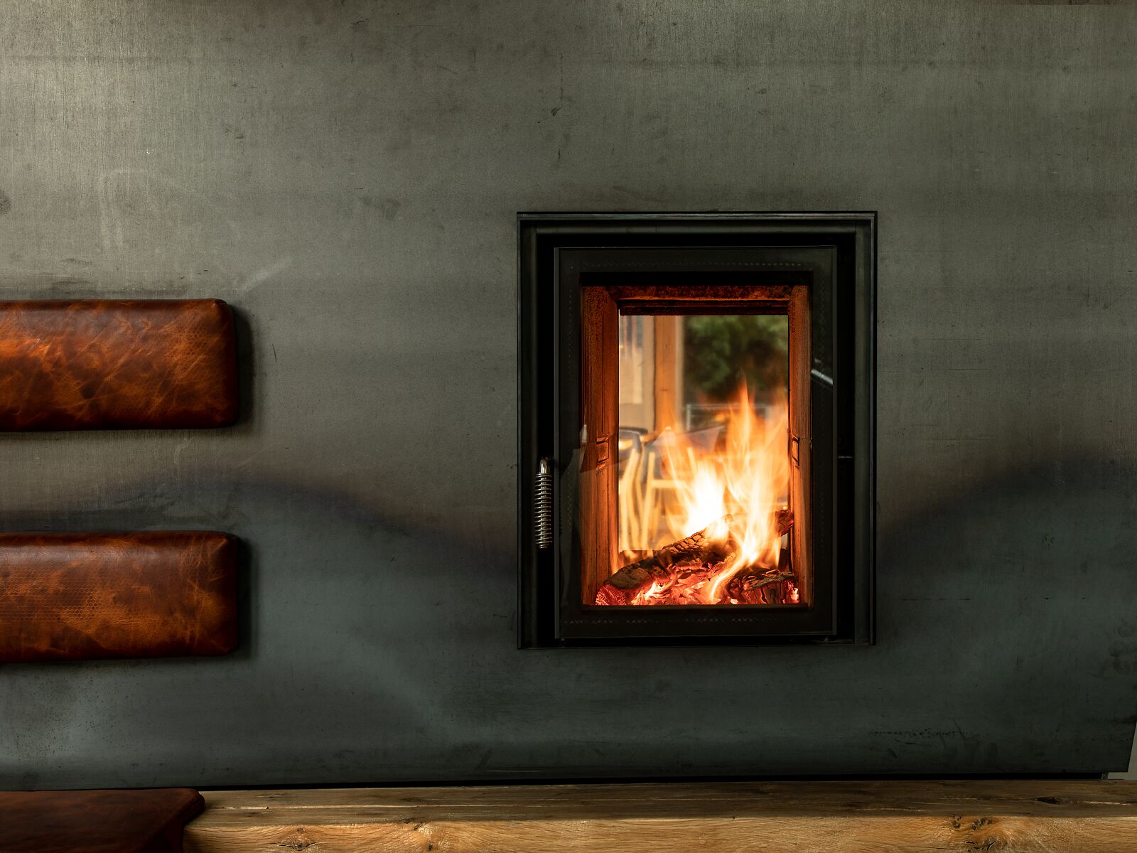 BRUNNER Kachelofen Tunnel HKD 2.2 XL wasserführend mit Rohstahlverkleidung und hölzerner Ofenbank