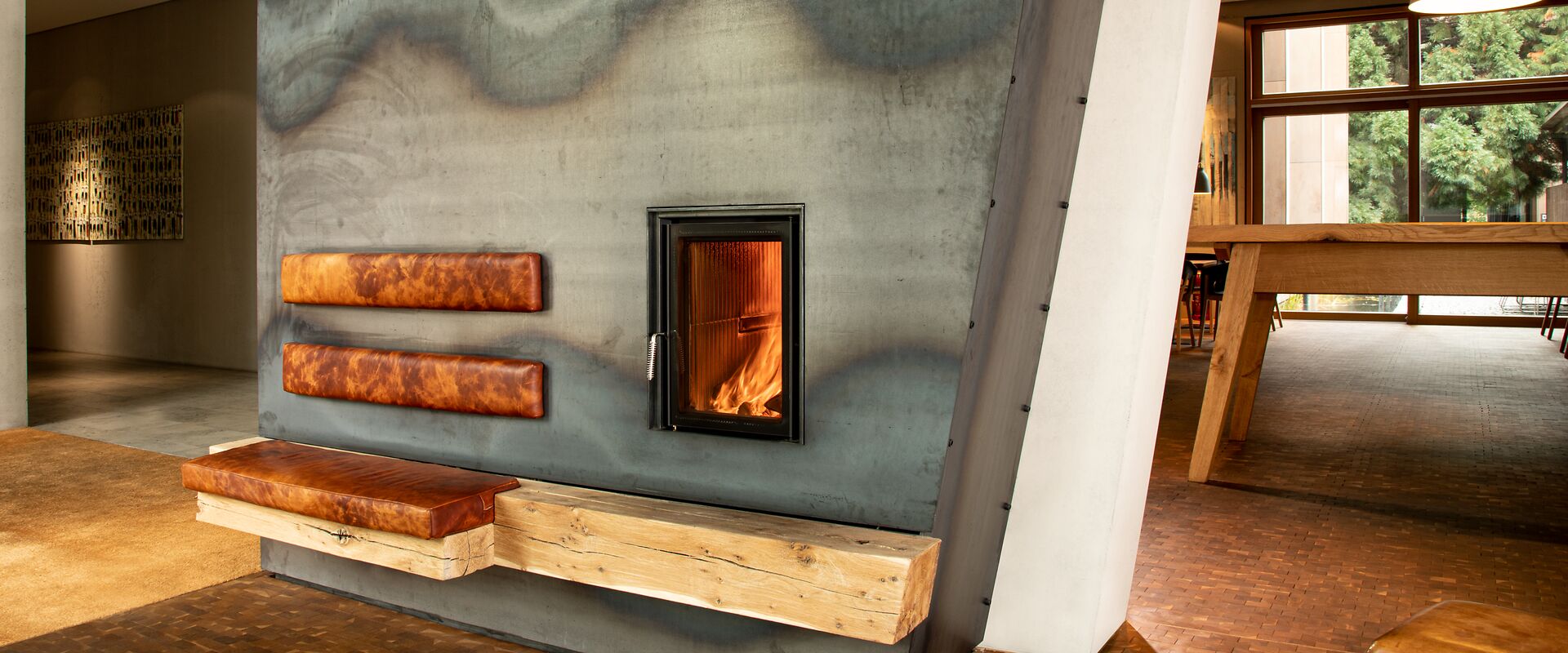 Tunnelkachelofen mit Rohstahlverkleidung und Sitzbank