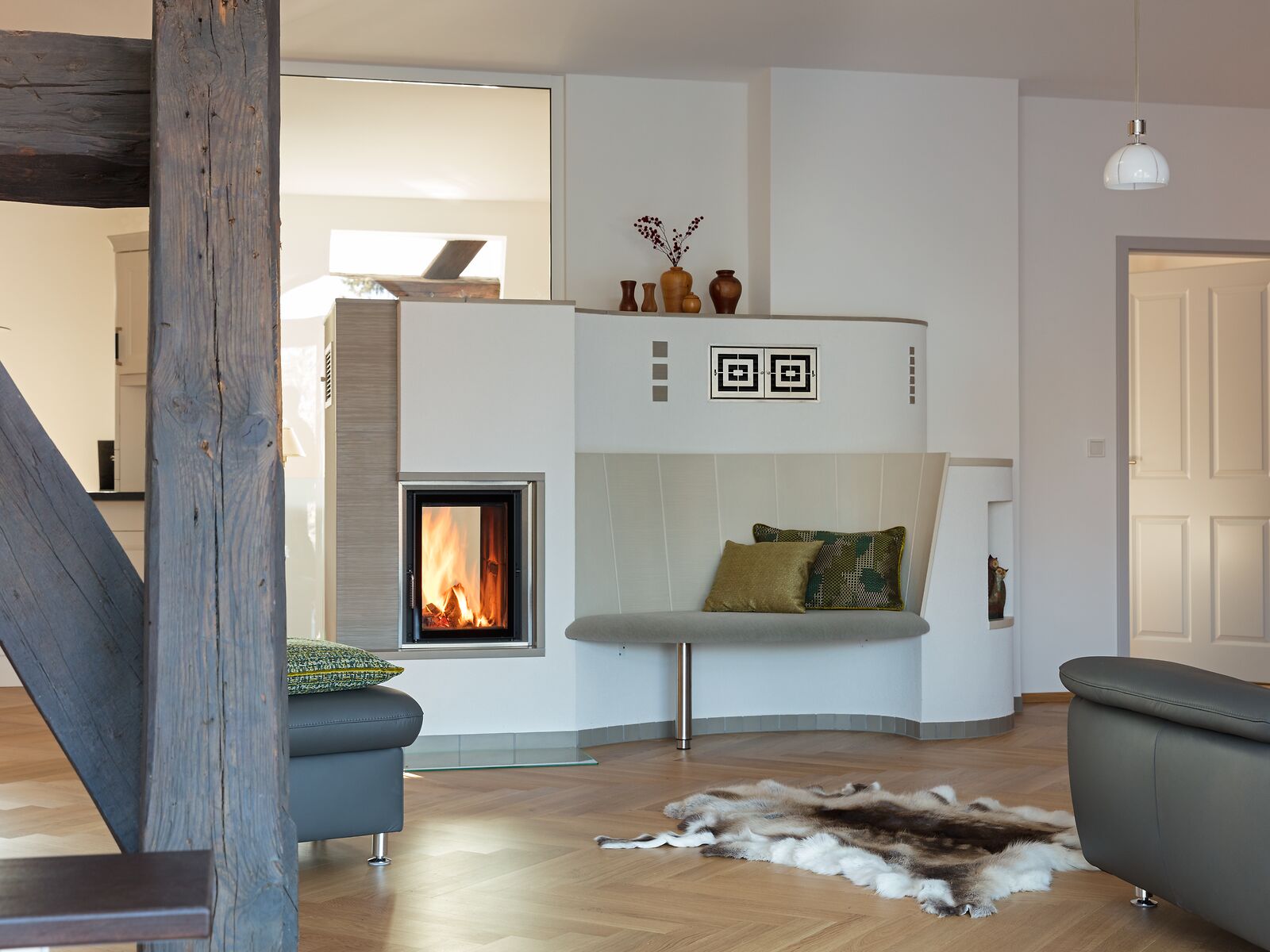 BRUNNER Tunnelkachelofen mit Sitzbank und beigen Kacheln als Raumteiler