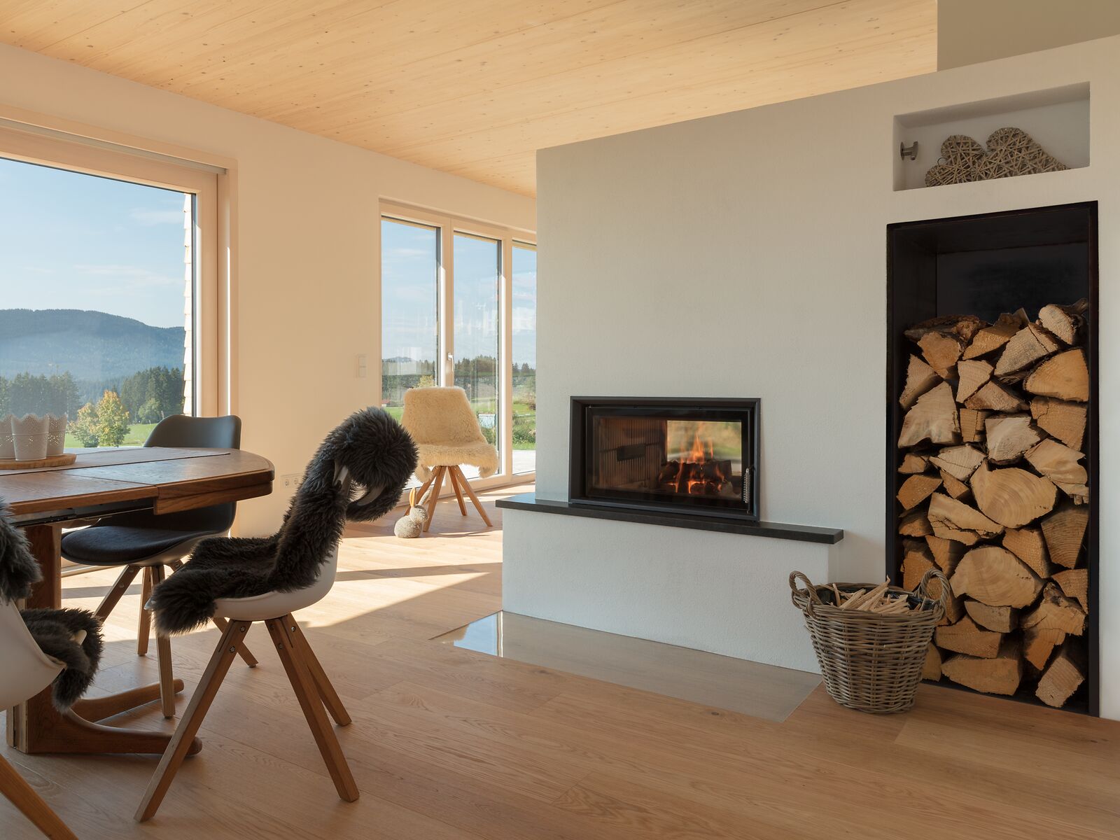 Water-bearing tunnel tiled stove as room divider