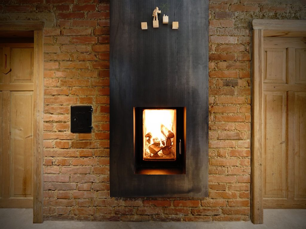 Kachelofen mit Rohstahl 