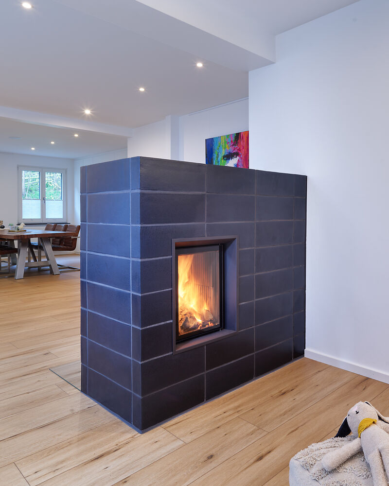 Kachelofen mit blauer Keramikverkleidung