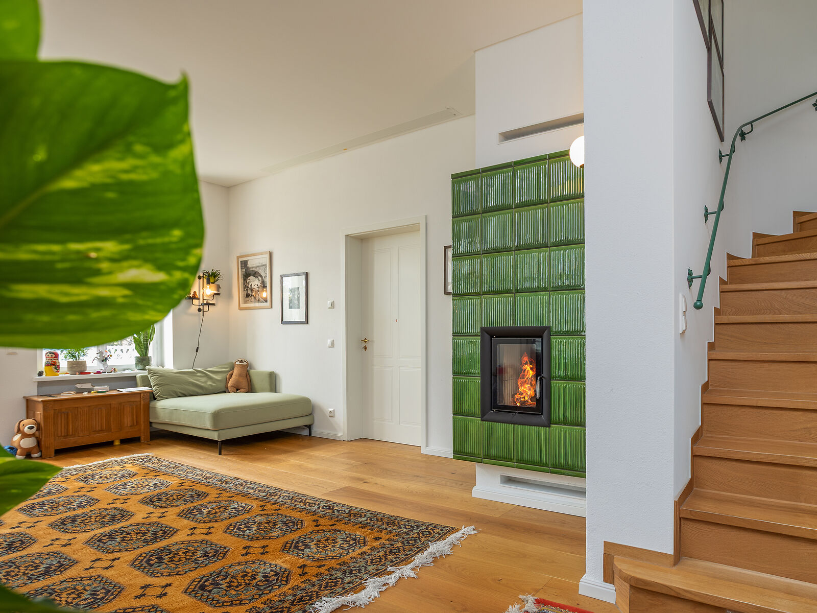 Kachelofen mit grünen Kacheln in Wohnzimmer