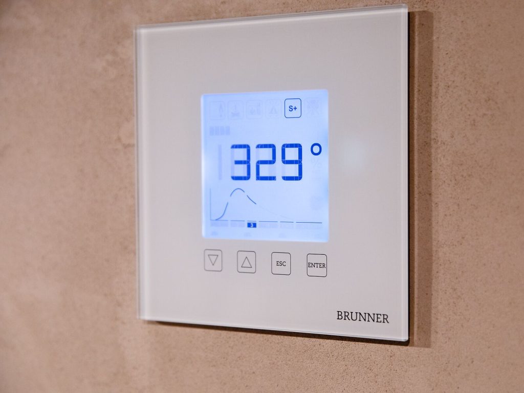 Nahansicht auf das Display der elektronischen Abbrandsteuerung EAS