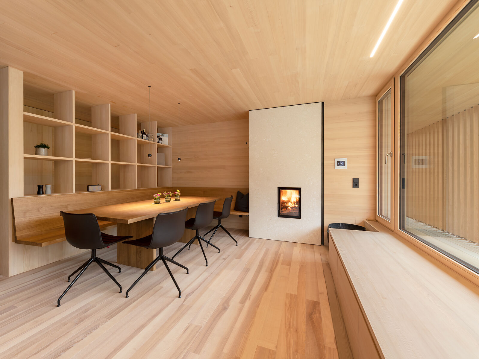 Sandfarbener, flacher Kachelofen in einem modernen Büro