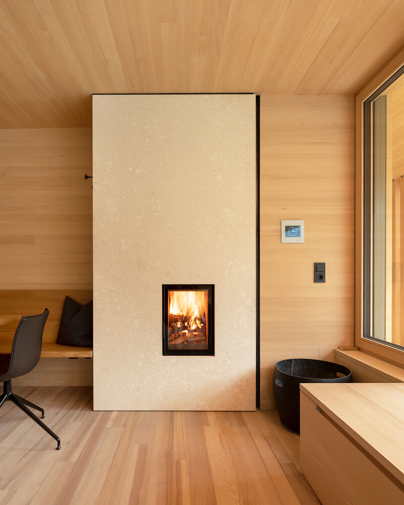 Wasserführender Kachelofen Büro