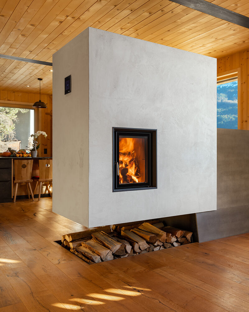 Schwebender Ofen mit Warmwasserunterstützung als Raumteiler