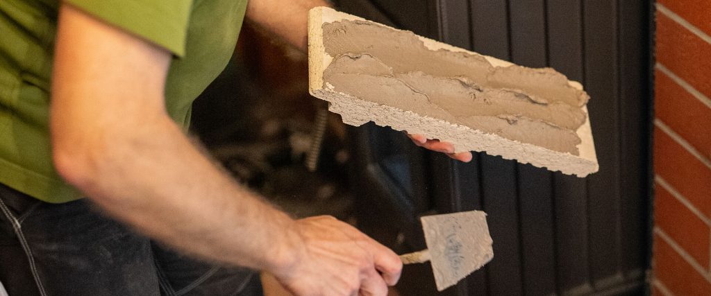 Ofensetzer mit Schamotte in der Hand