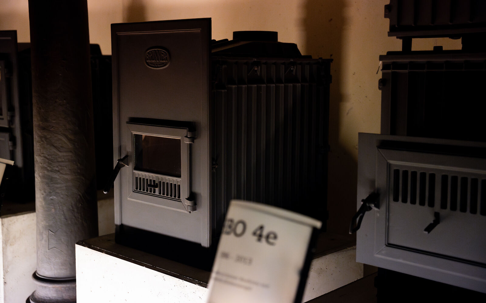 Alte BRUNNER Kachelofen Heizeinsätze in einer Ausstellung