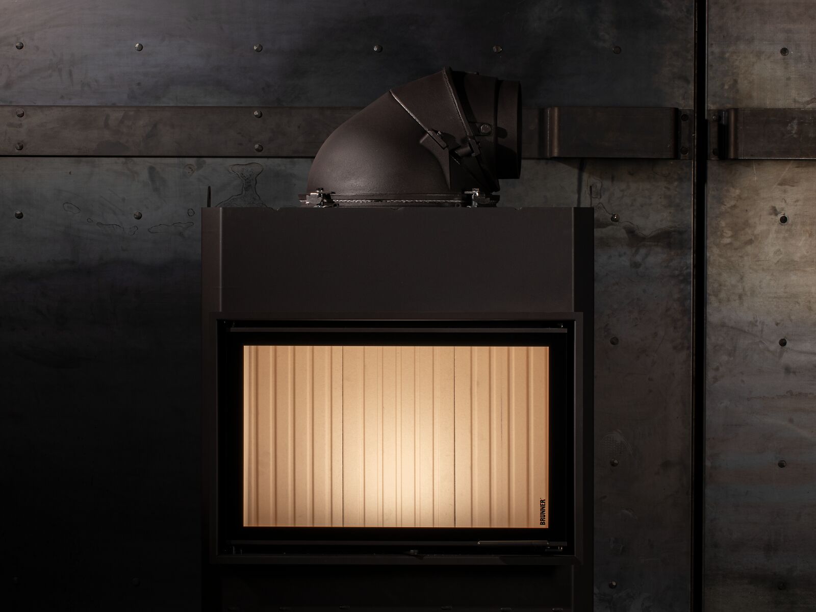 BRUNNER BKH-Kamin flach vor schwarzer Wand