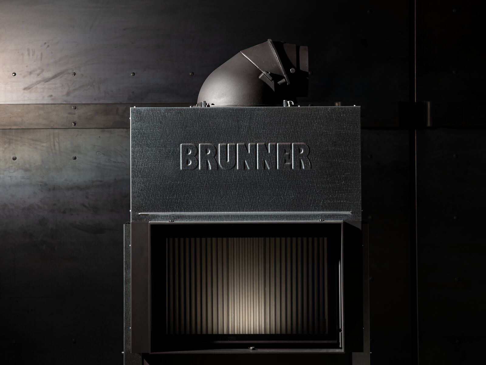 BRUNNER BKH 42-66 flach mit Schiebetür vor schwarzer Wand
