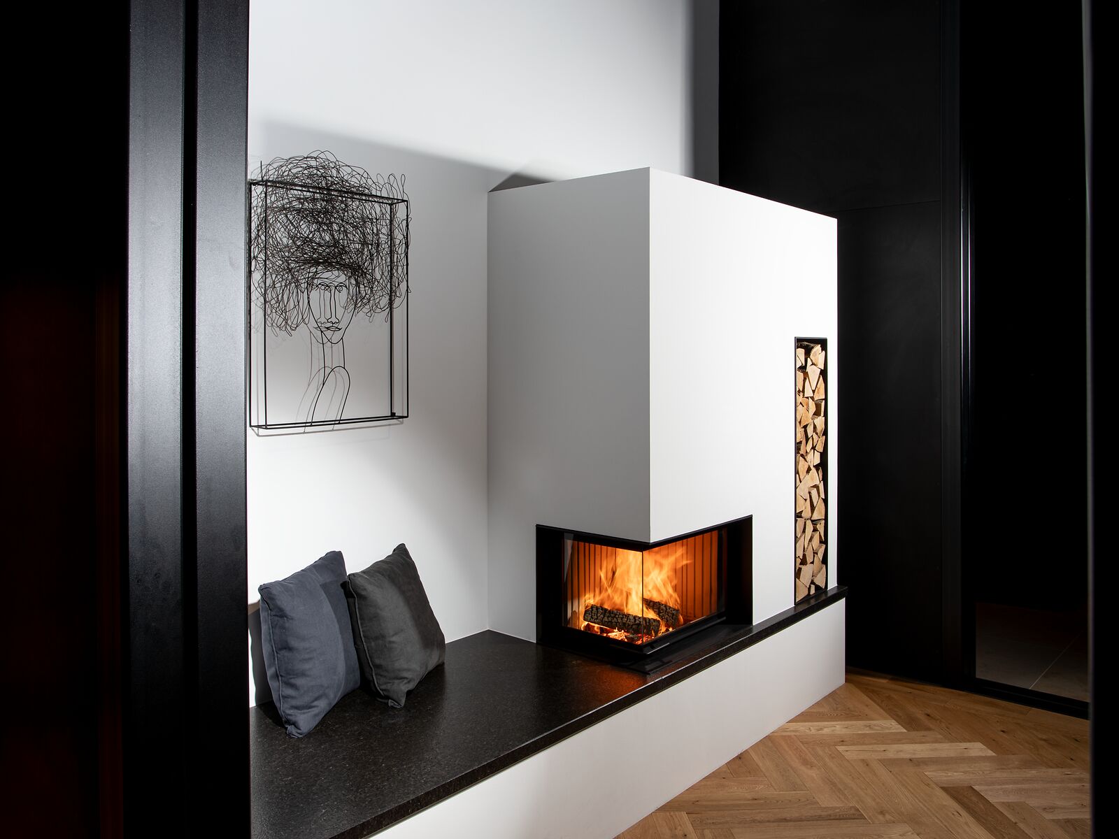 BRUNNER Eckkamin mit Sitzbank und Holzlege