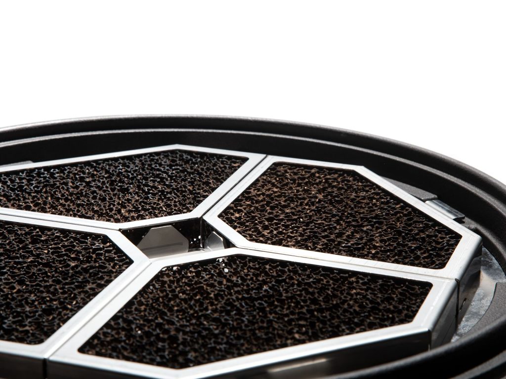 Nahansicht auf den BKH Kamin Katalysator vor weißem Hintergrund