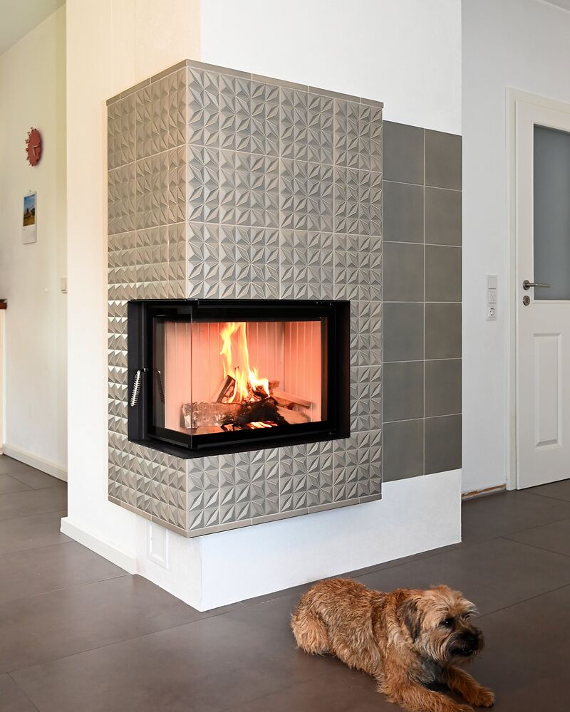 BRUNNER Wassergeführter Eck-Kamin mit beigen Kacheln
