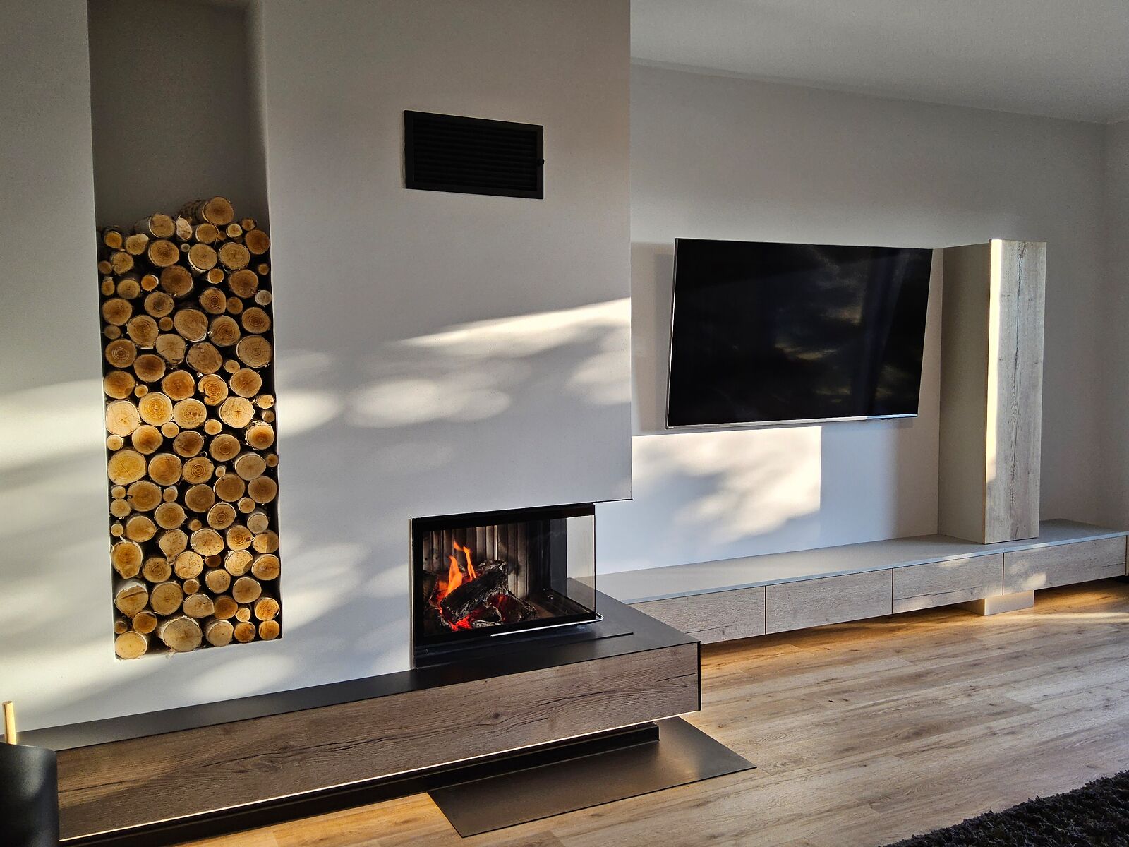 Wasserführender Kamin mit Holzlege