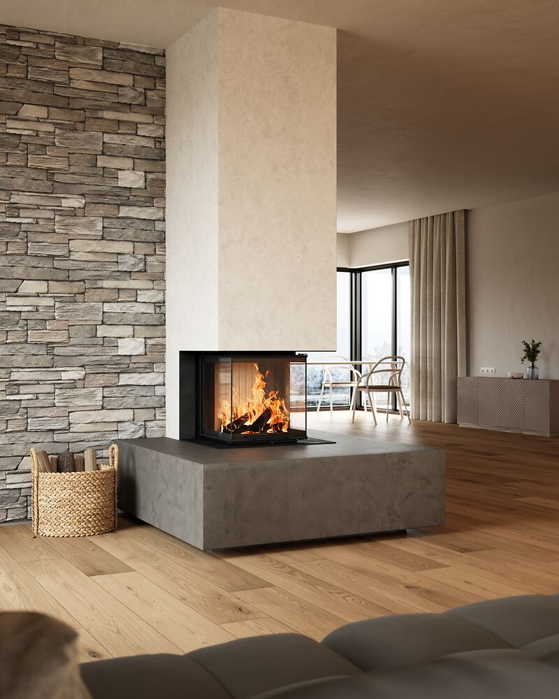 Deckenhoher Panoramakamin im Wohnzimmer an einer Steinwand