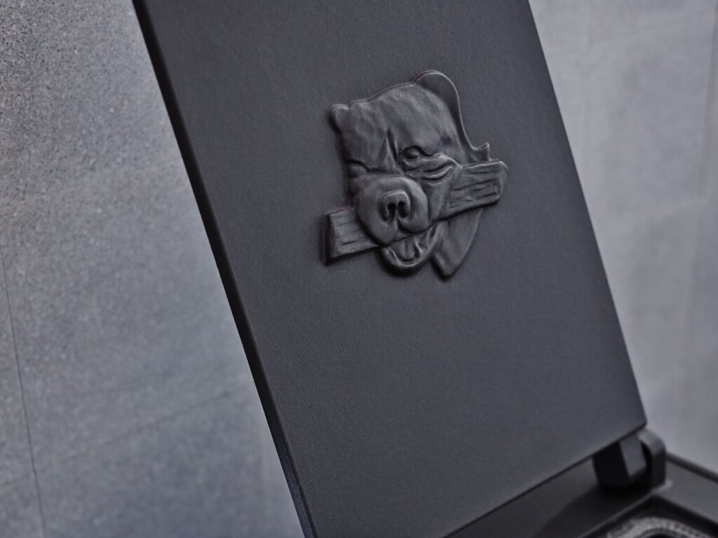 Iron Dog No 06 augeklappter Deckel mit Gusshund