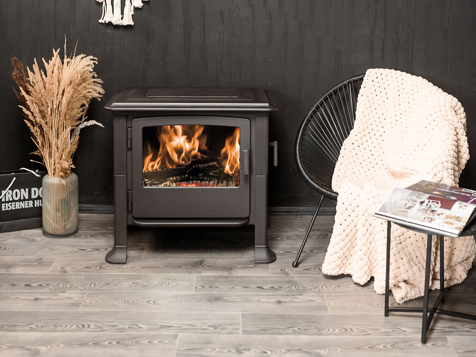 BRUNNER Kaminofen Iron Dog 04 im Wohnraum