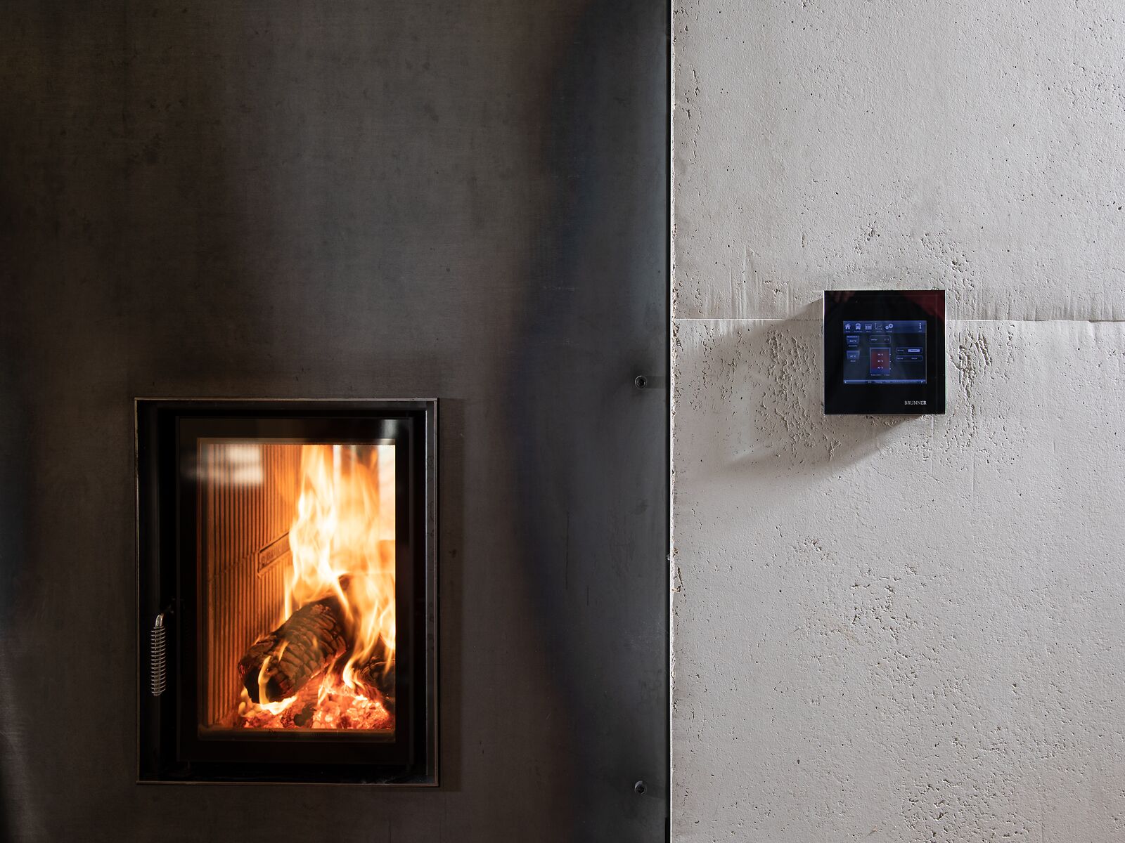 BRUNNER Wasserführender Kachelofen mit elektronischer Ofensteuerung