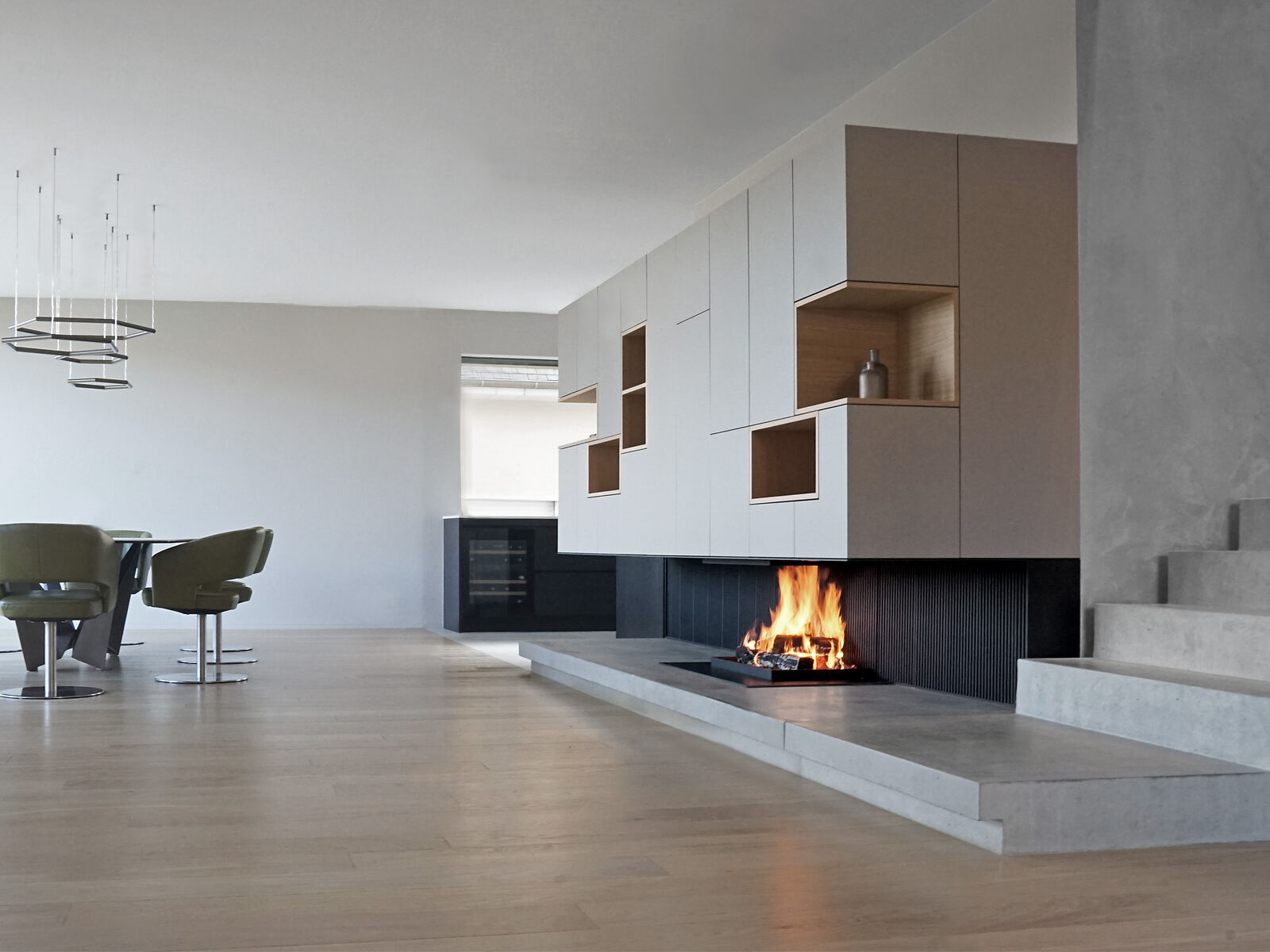 BRUNNER Urfeuer -offener Kamin in der Schrankwand verbaut