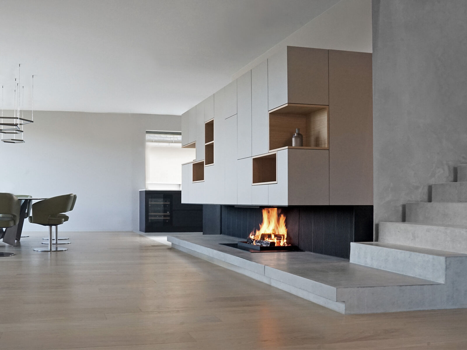 BRUNNER offener Kamin Urfeuer Panorama in modernem Wohnraum