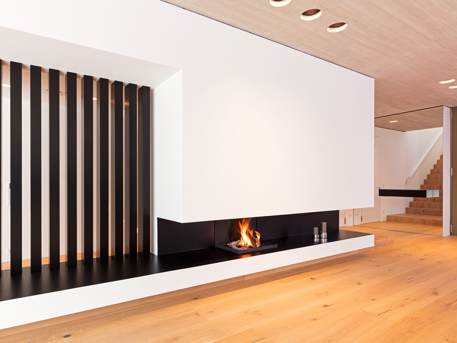 Offener Kamin Panorama mit weißer Verkleidung in modernem Wohnraum