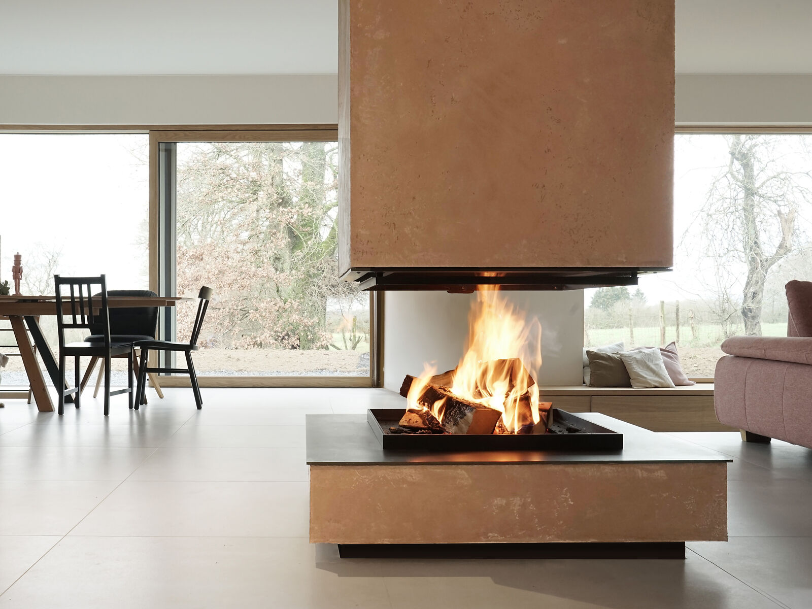 Offener Kamin Urfeuer 4free in modernem, hellen Wohnraum