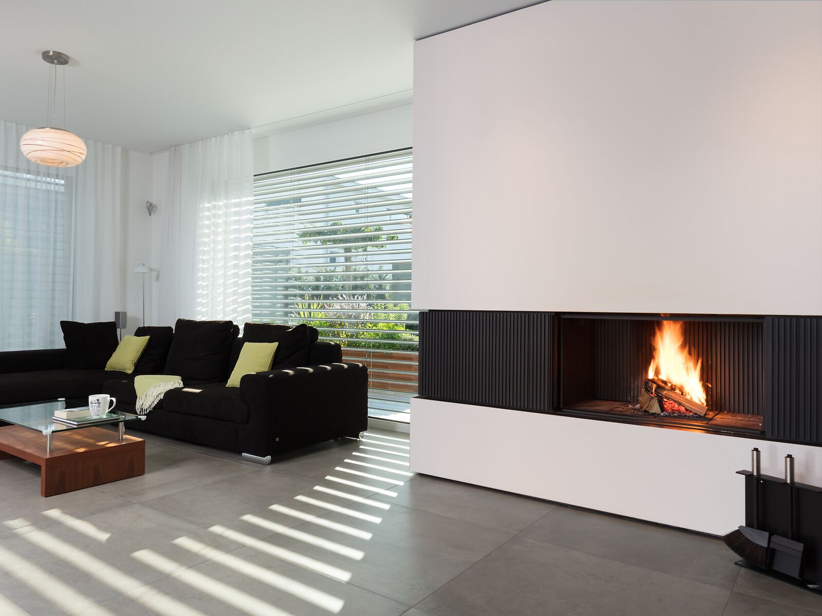 Offner Kamin im Wohnzimmer verputzt mit Feuerraumfortführung in Guss