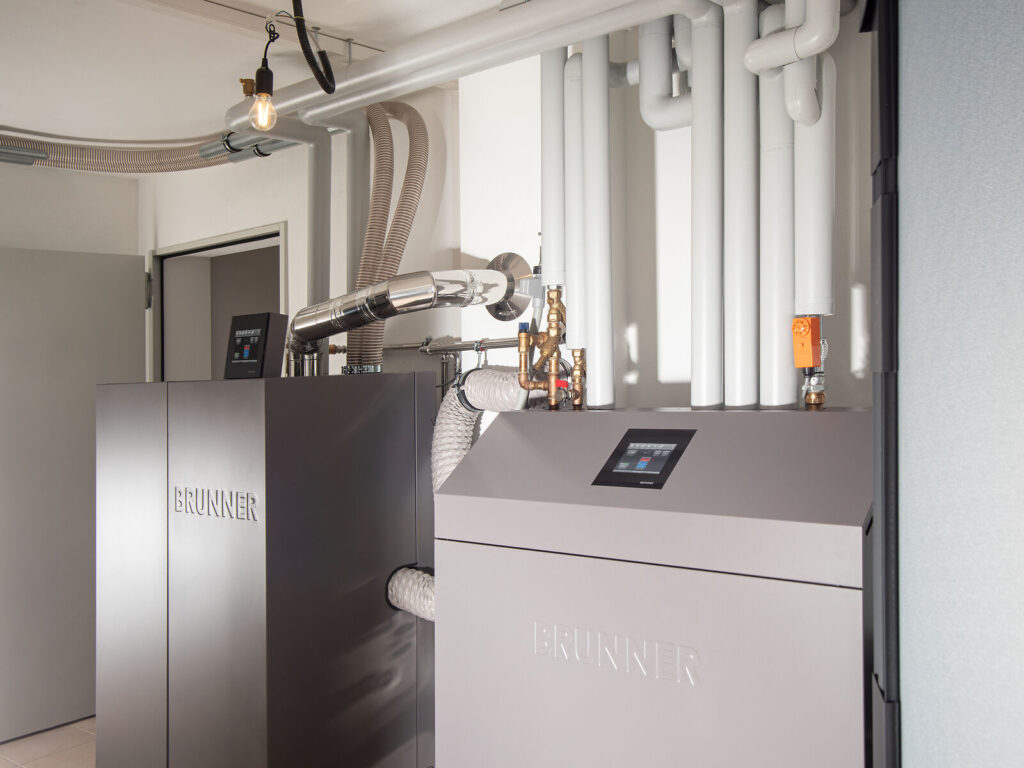 Heizungsraum mit Pelletheizung und Heizzentrale