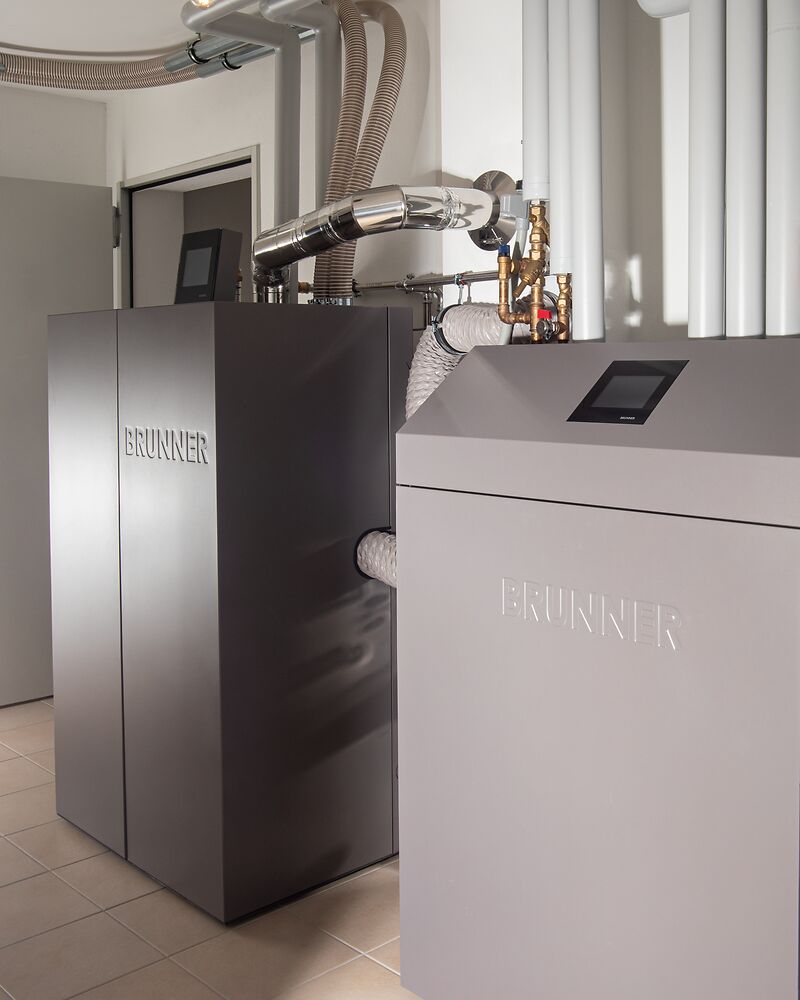 Heizungsraum mit Pelletheizung und Heizzentrale