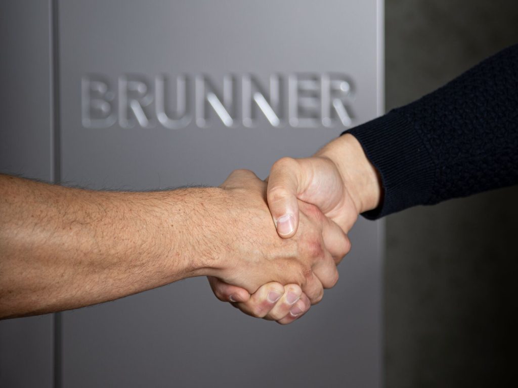 Handschlag vor der BRUNNER Pelletheizung