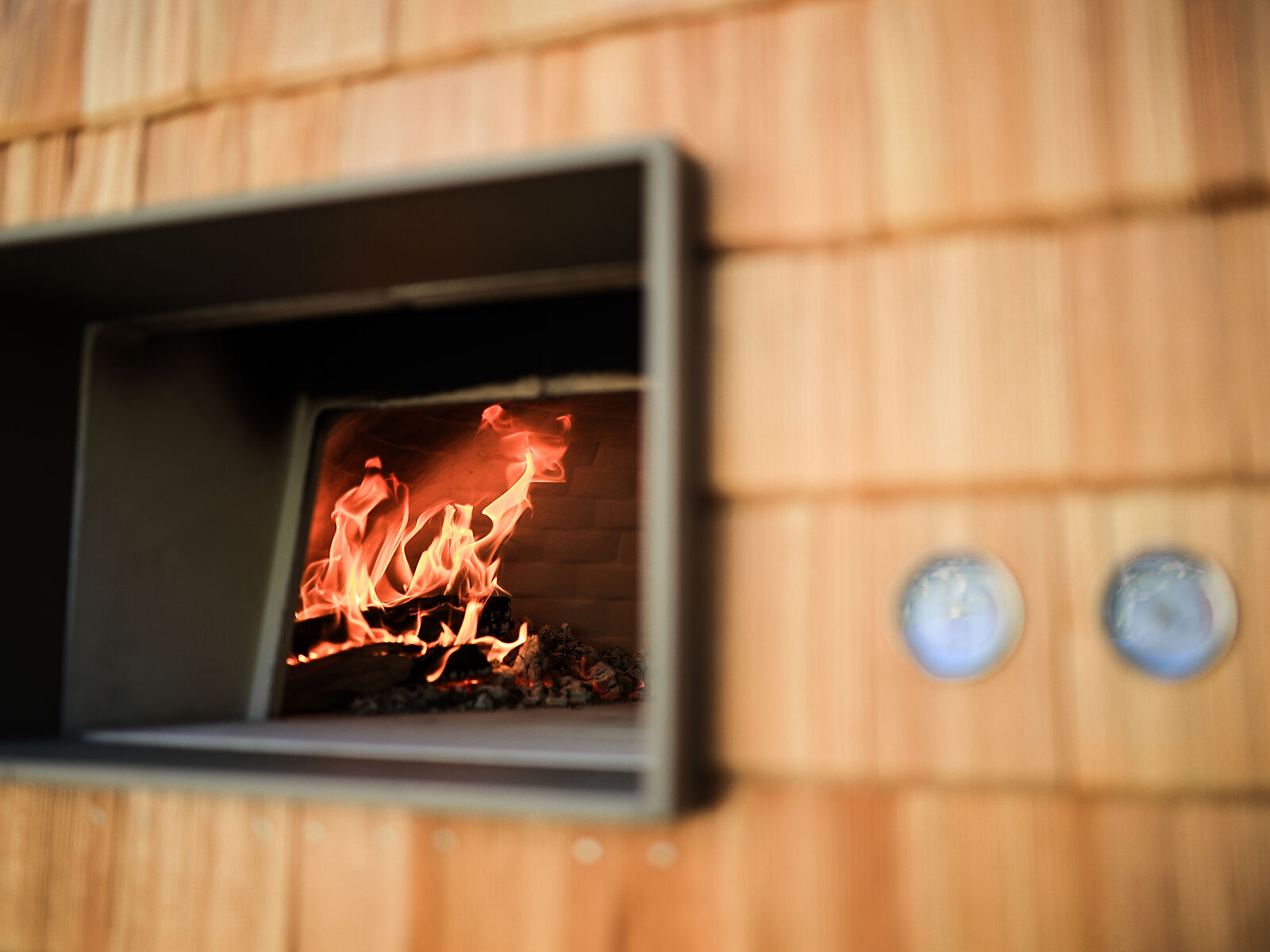 Nahansicht brennender Pizzaofen Feueriglu
