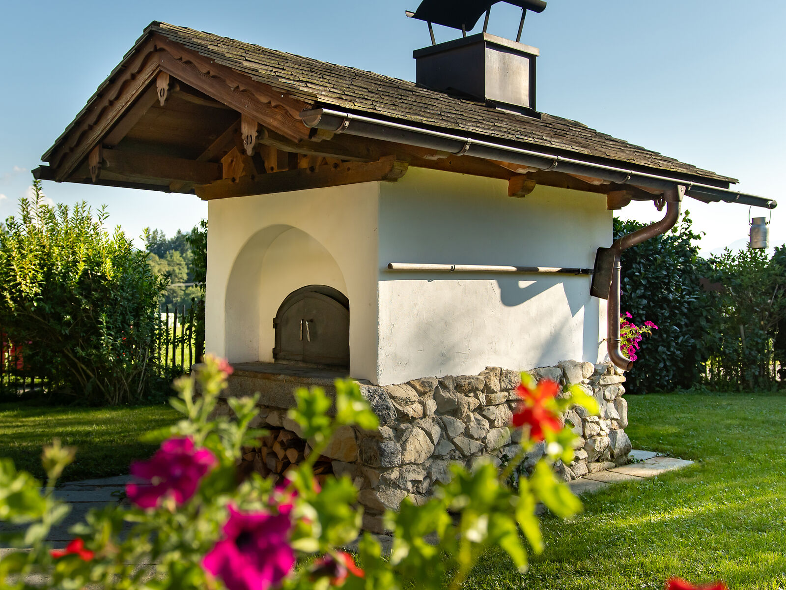 Feueriglu in einem Outdoor Backhhaus in sommerlichem Garten