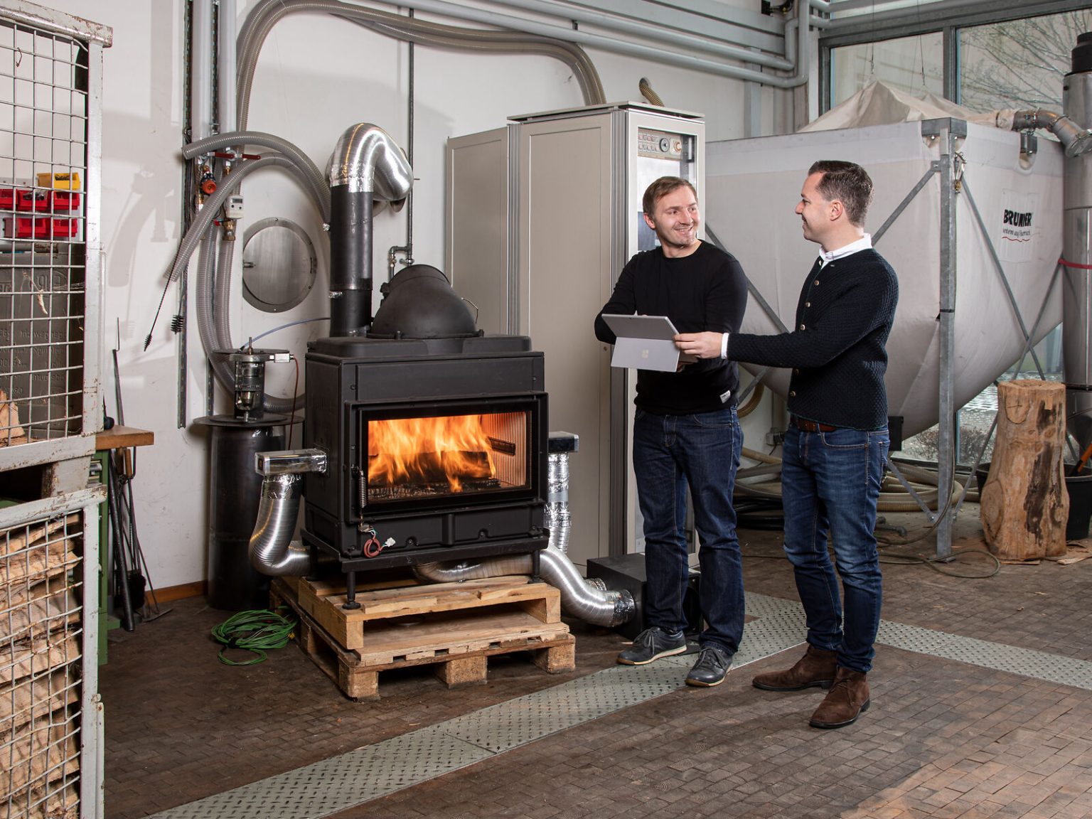 Eine brennende Kaminanlage wird im Prüfraum von Kollegen getestet