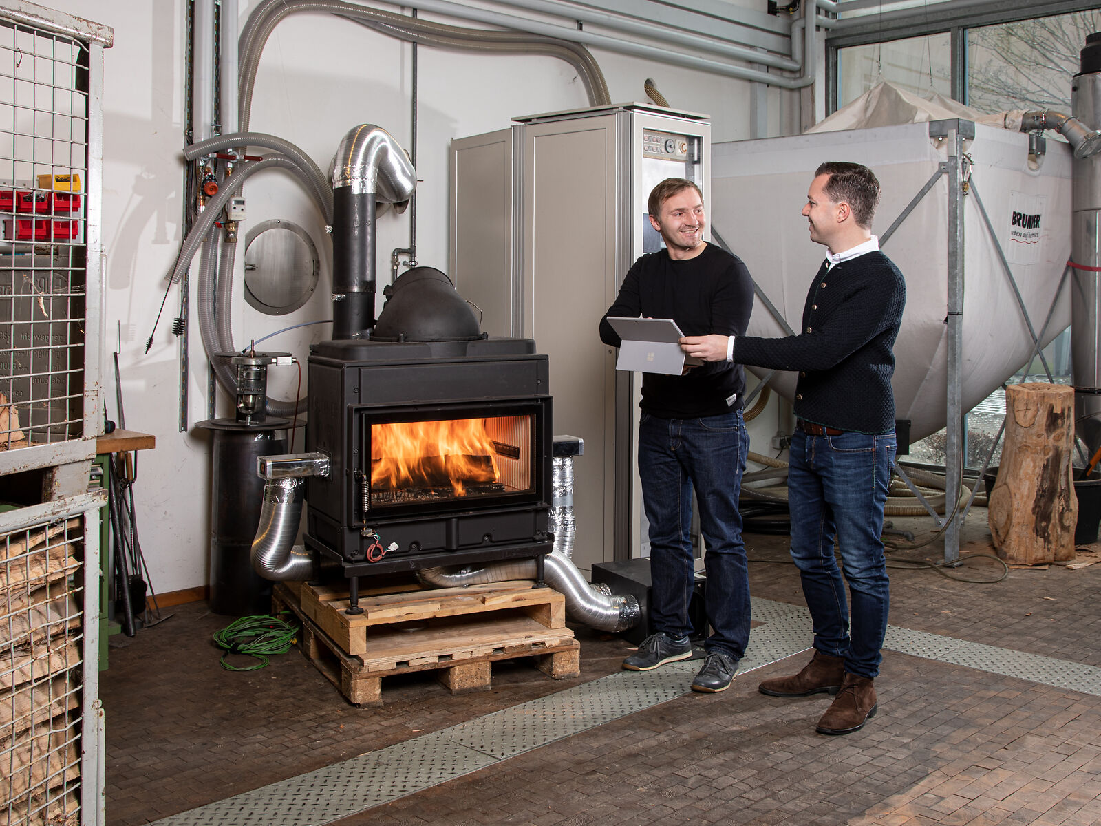 Eine brennende Kaminanlage wird im Prüfraum von Kollegen getestet