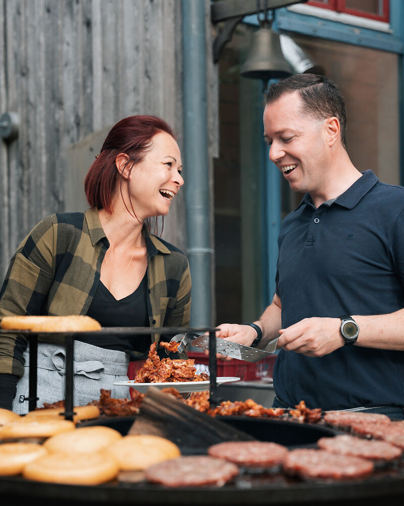 Hubertus Brunner und Stefanie grillen Burger und Speck