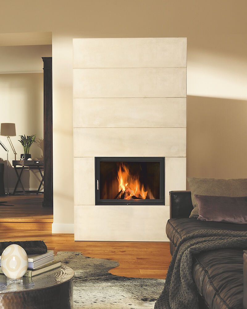 Systemgrundofen mit flacher Scheibe im Wohnzimmer