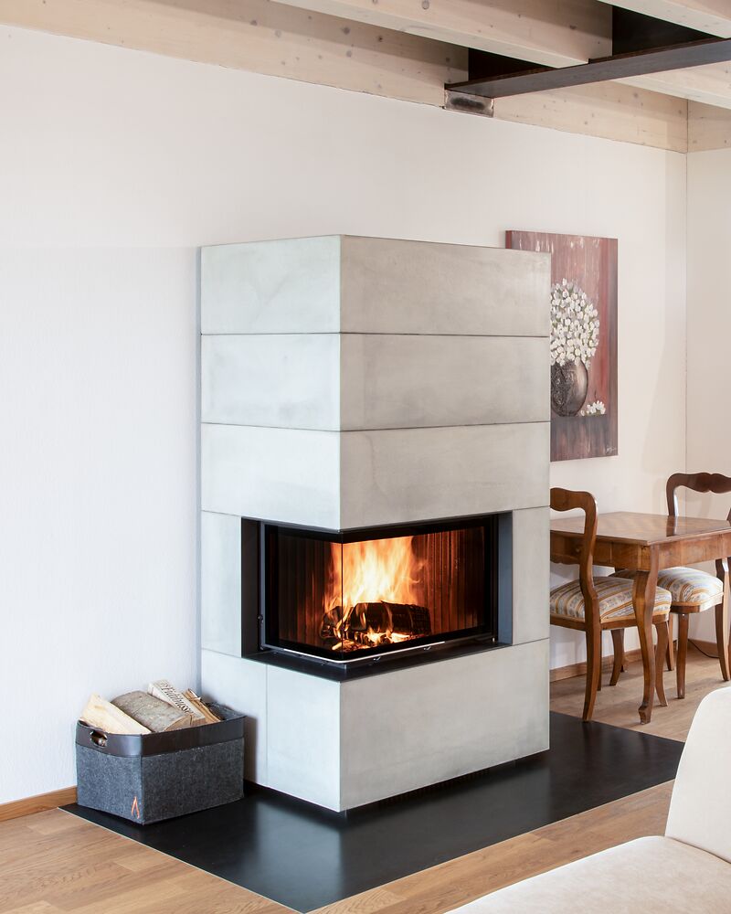 Wasserführender Systemkamin Eck neben dem Esstisch