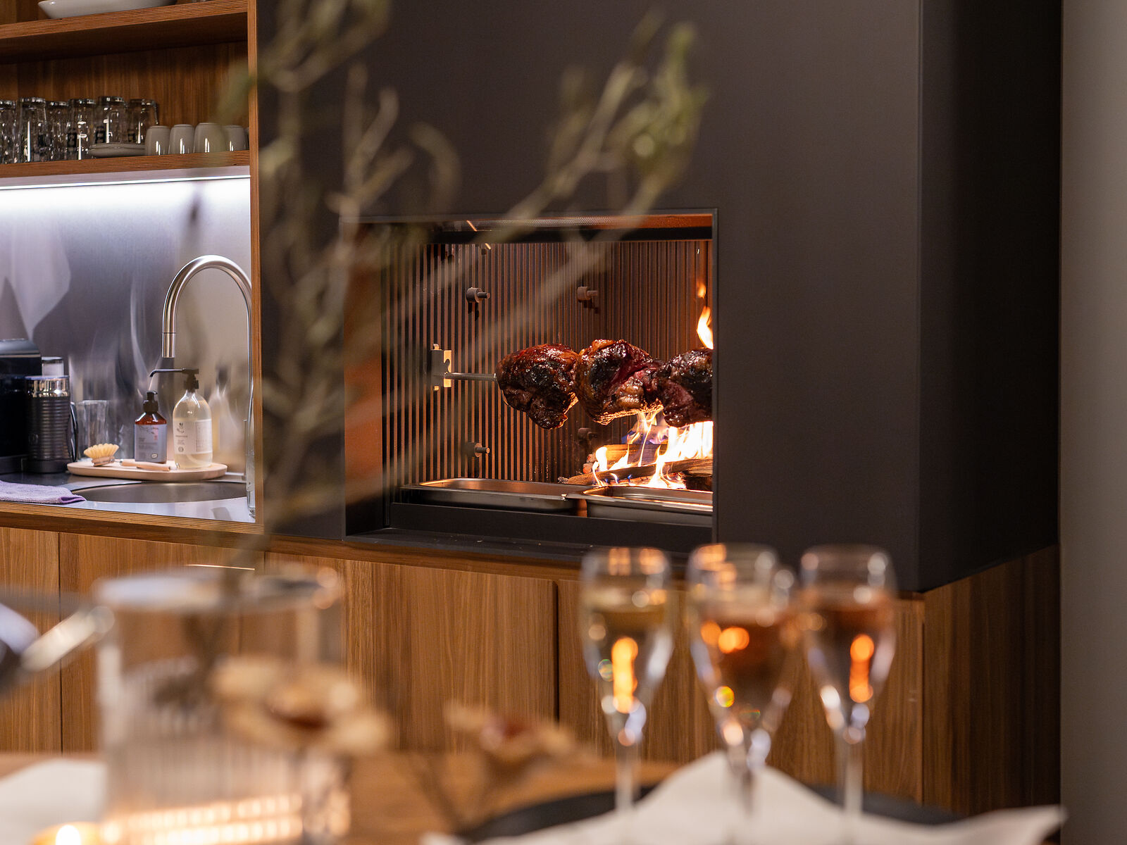 Urfeuer Küchenkamin mit garendem Fleisch auf dem Drehspieß